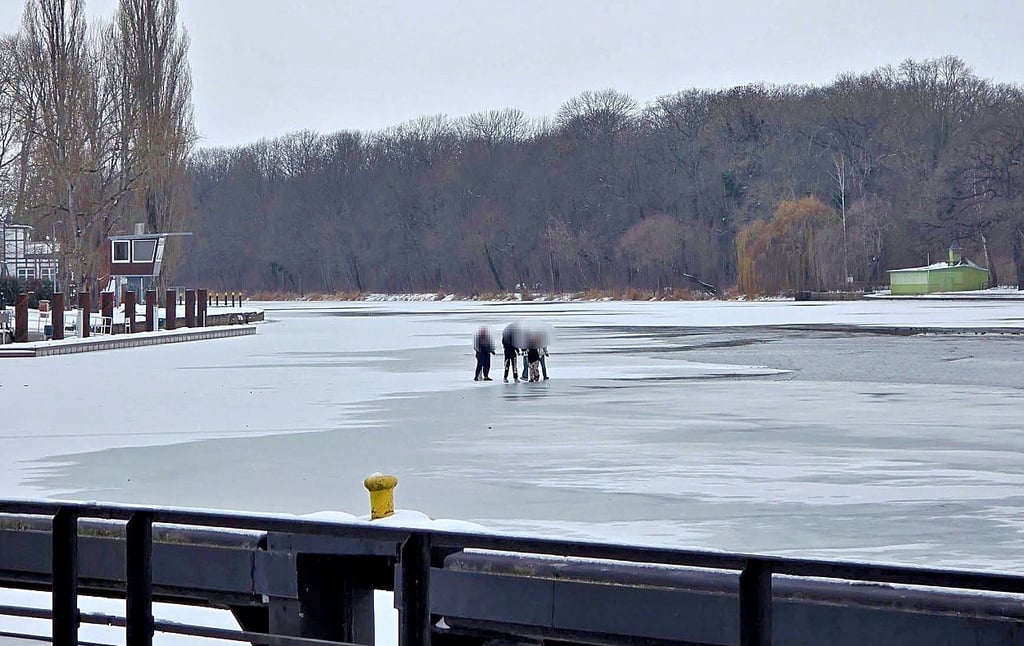 Mehrere Jugendliche wagten sich nahe des Fähranlegers in Bernburg auf die halb zugefrorene Saale. 
