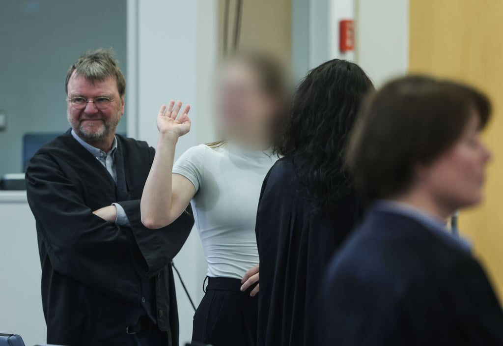 Aus den Reihen der Zuschauer kam es vor Prozessbeginn zu Sympathiebekundungen für die Angeklagten.