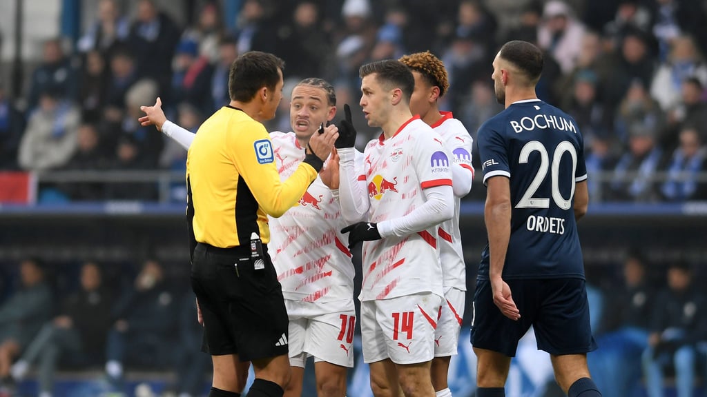 Das RB-Trio Xavi, Baumgartner und Nusa (v.l.n.r.) diskutiert im Januar 2025 mit Schiedsrichter Robert Hartmann.