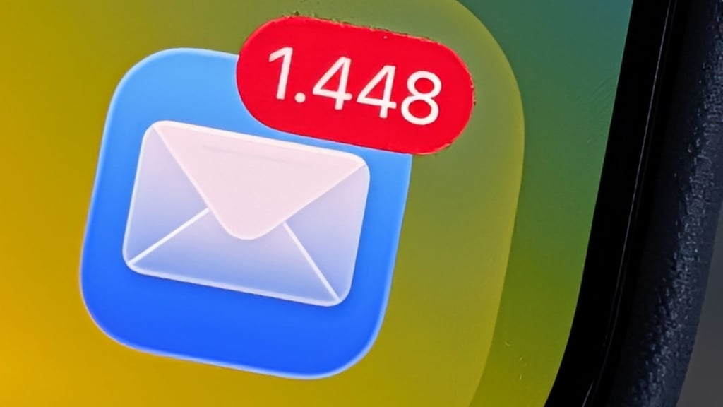 Nach einer Bitkom-Studie landen im Durchschnitt täglich 53 Mails in geschäftlichen Mail-Postfächern.