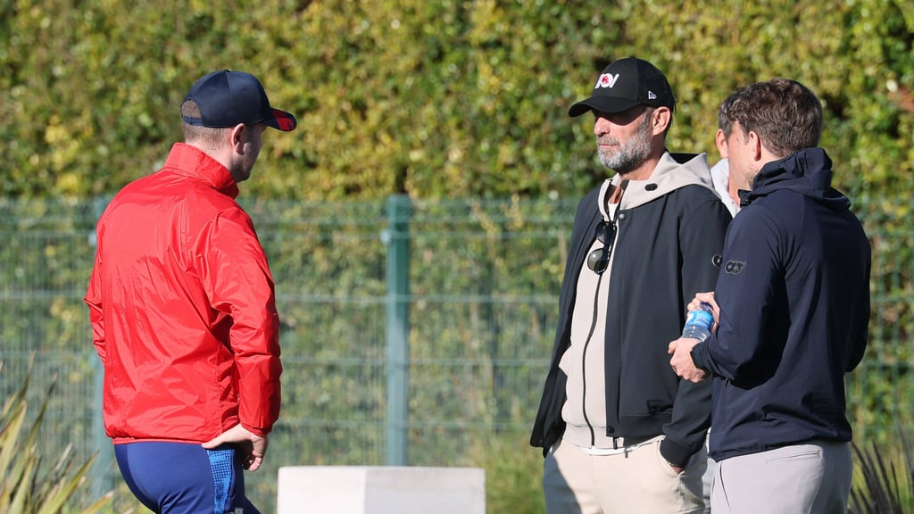 Ole Werner (l.) spricht am Rande des Trainingslagers mit Red-Bull-Manager Jürgen Klopp.