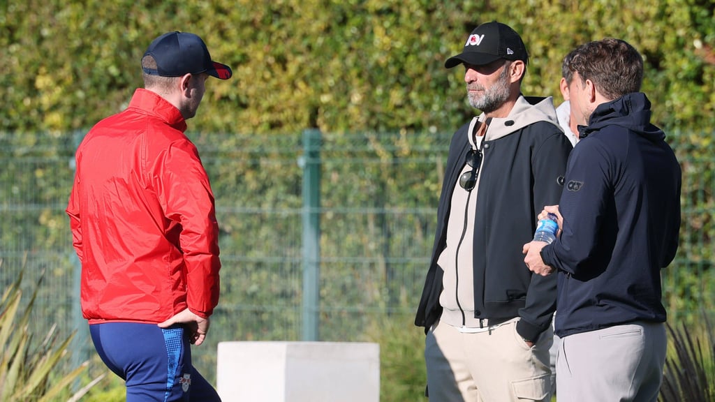 Ole Werner (l.) spricht am Rande des Trainingslagers mit Red-Bull-Manager Jürgen Klopp.