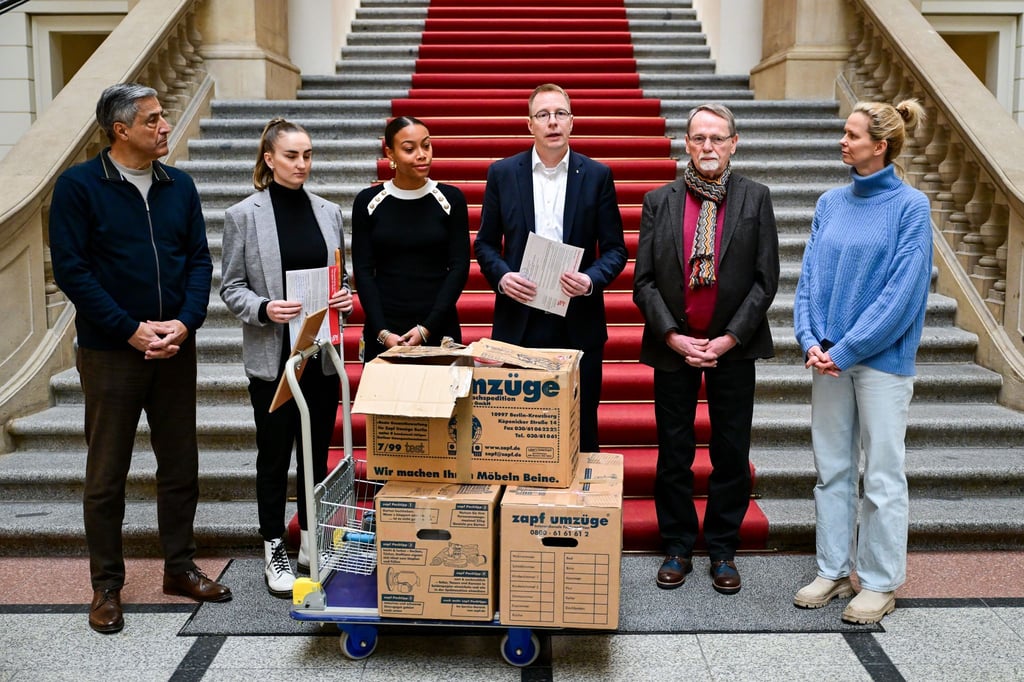 Kaweh Niroomand (l), Olympia-Beauftragter des Landes Berlin, treibt die Pläne zur Bewerbung um Olympische Spiele voran