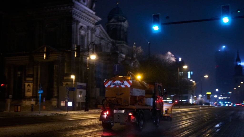 Der Wetterdienst warnt bis mittags vor erhöhter Glättegefahr in Berlin und Brandenburg.