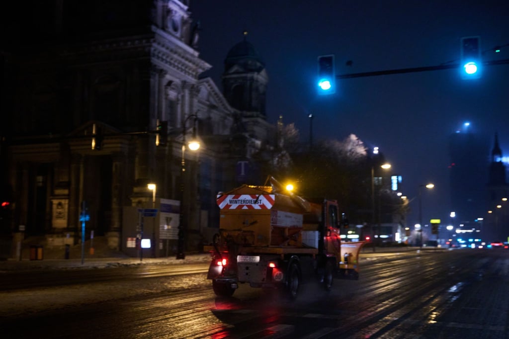 Der Wetterdienst warnt bis mittags vor erhöhter Glättegefahr in Berlin und Brandenburg.