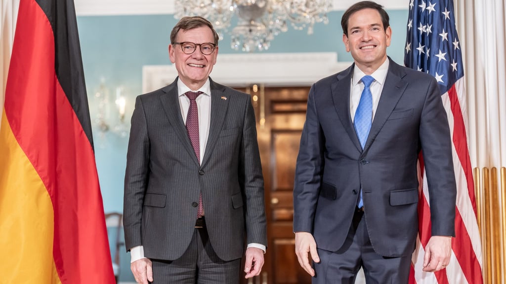 Beim Gespräch von Außenminister Johann Wadephul (l., CDU) mit seinem US-Kollegen Marco Rubio geht es auch um die Drohungen von US-Präsident Donald Trump gegen Grönland.