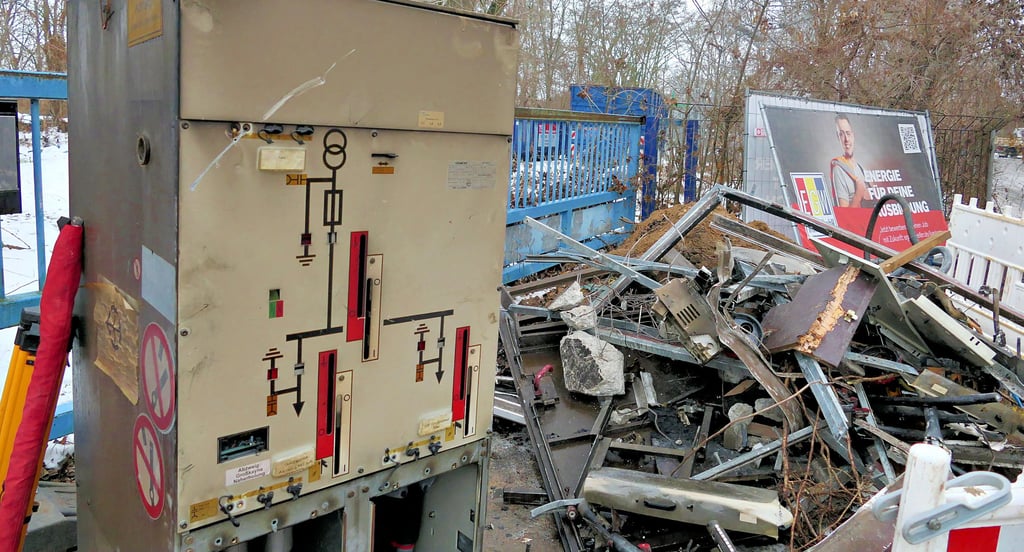 Nur noch die verkohlten Reste sind von der alten Trafostation in Großkayna übrig. 