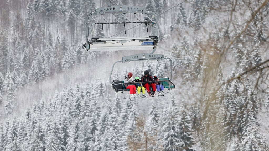 Sicherer Sitz ist das A und O: Kinder sollten beim Einstieg in den Sessellift gut platziert und mit dem Rücken an der Lehne sitzen.
