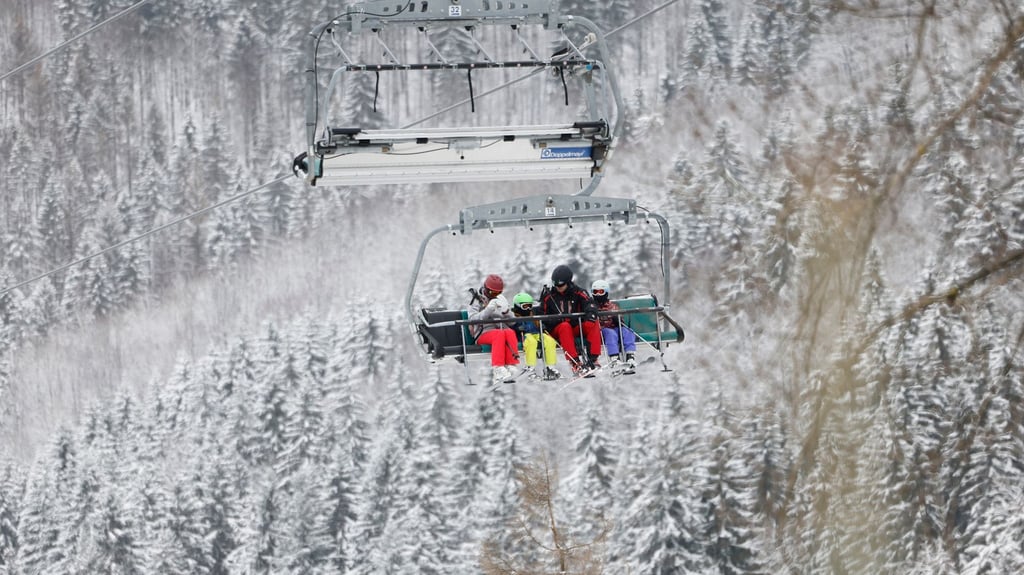 Sicherer Sitz ist das A und O: Kinder sollten beim Einstieg in den Sessellift gut platziert und mit dem Rücken an der Lehne sitzen.