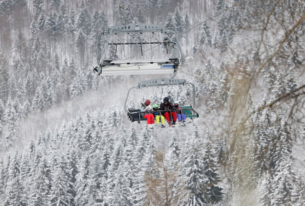 Sicherer Sitz ist das A und O: Kinder sollten beim Einstieg in den Sessellift gut platziert und mit dem Rücken an der Lehne sitzen.