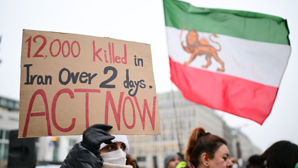 Solidarität mit den Demonstranten im Iran auch in Berlin: Nun hat das Auswärtige Amt den Botschafter des Landes einbestellt.