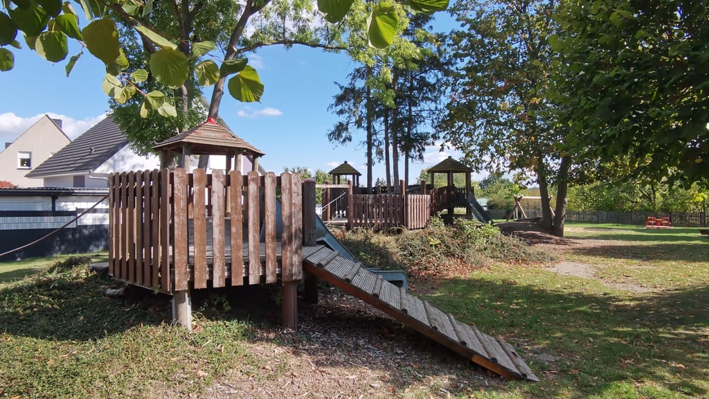 Der Spielplatz in Wienrode wird für rund 50.000 Euro saniert. Geplant ist der Einbau einer modernen Kletterkombination mit drei Türmen, Rutsche, Brücke, Hangelstrecke und einigem mehr. Los gehen soll es wohl Mitte März 2026.