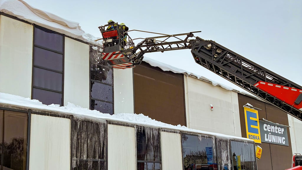 Die Feuerwehr Wanzleben musste Schnee vom Dach des E-Centers holen, da dieses drohte, durchzubrechen.