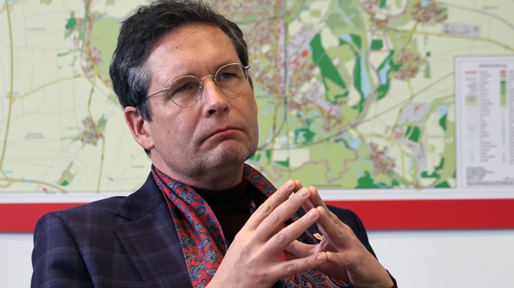 Halles Oberbürgermeister Alexander Vogt (parteilos) greift bei seinem Personal hart durch.