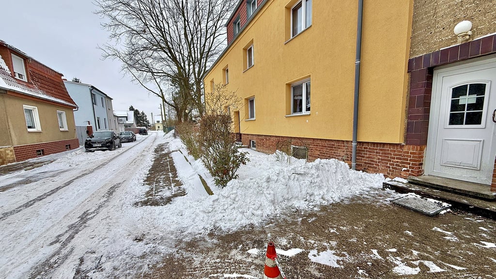 Winter in Dessau-Roßlau: In Kühnau hat die Art und Weise der Schneeberäumung zu Zwist unter Nachbarn geführt.