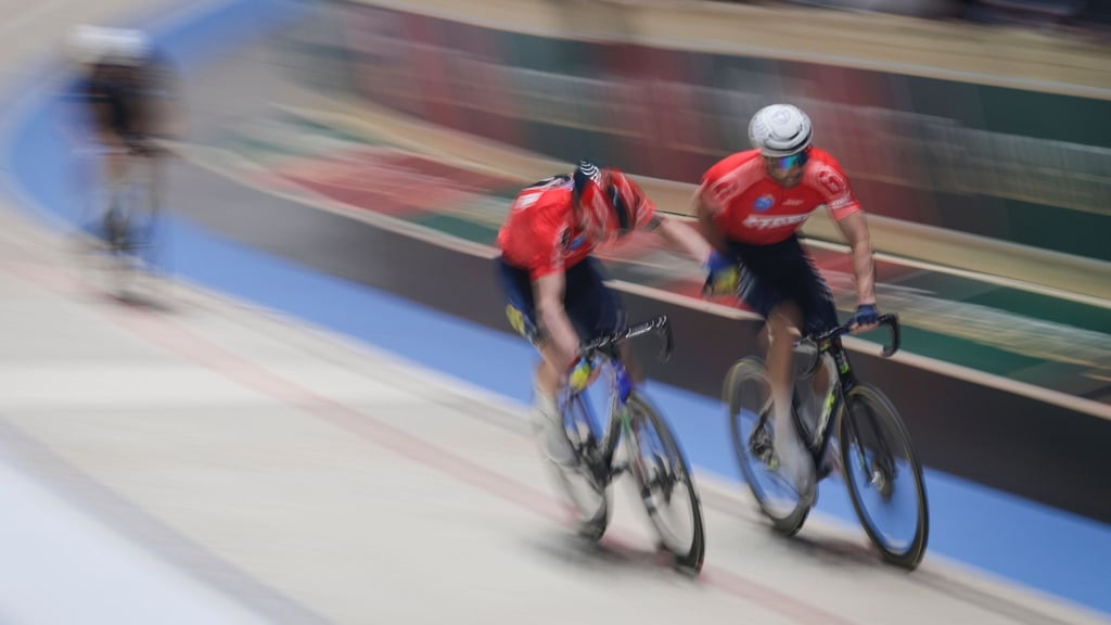 Die Italiener Simone Consonni (2.v.r) und Michele Scartezzini haben die Bremer Sixdays gewonnen. (Archivbild)