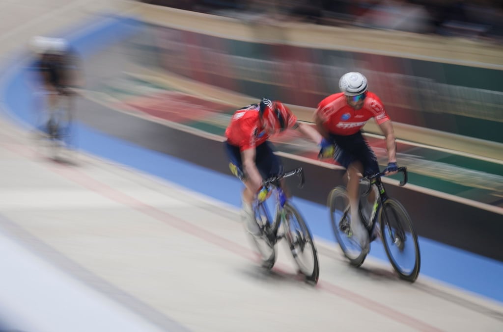 Die Italiener Simone Consonni (2.v.r) und Michele Scartezzini haben die Bremer Sixdays gewonnen. (Archivbild)