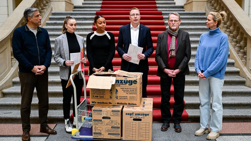 Kaweh Niroomand (l), Olympia-Beauftragter des Landes Berlin, treibt die Pläne zur Bewerbung um Olympische Spiele voran