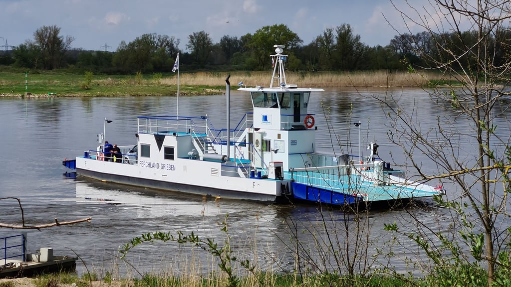 Die Fähre zwischen Ferchland und Grieben, ist als Linie 770 der NJL auf der Elbe unterwegs.