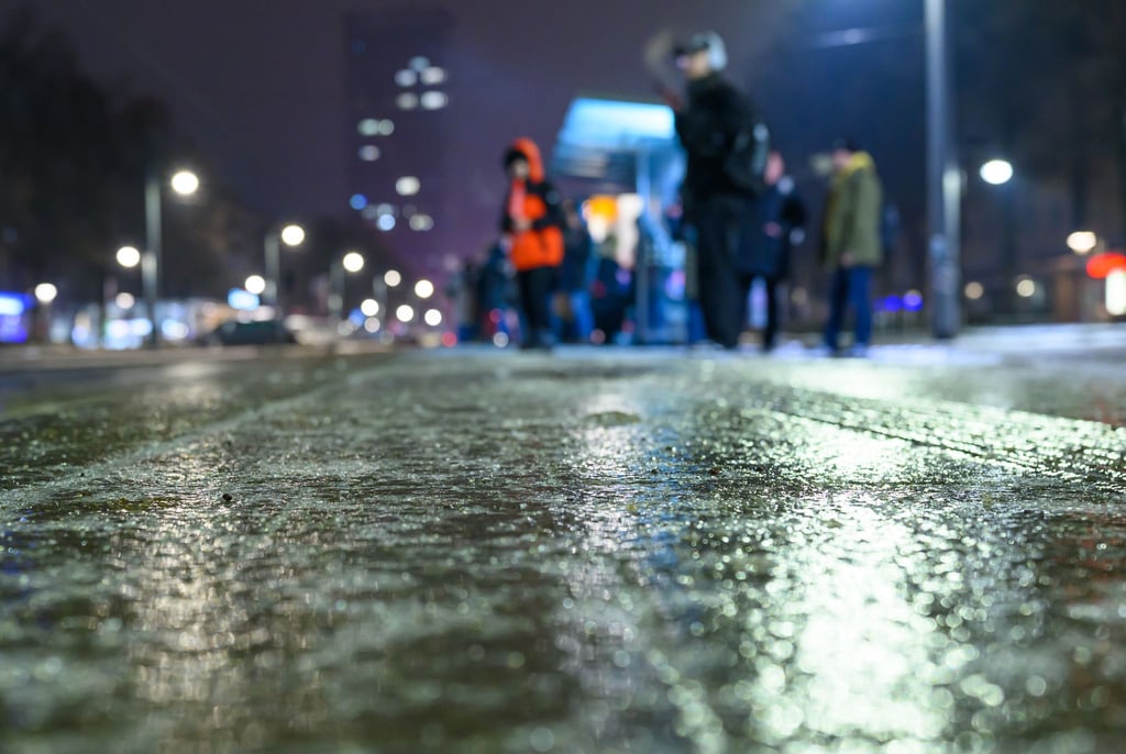 Gehwege waren am Morgen vereist wie hier in Frankfurt (Oder).