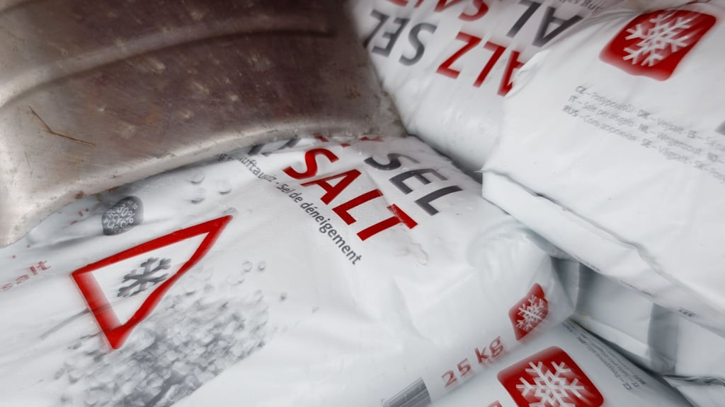 In Cuxhaven haben Diebe rund 60 Säcke Streusalz gestohlen. (Symbolbild)