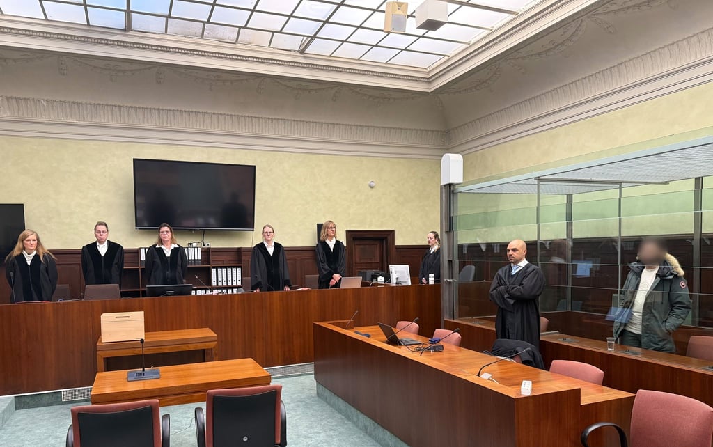 Der Angeklagte, ein mutmaßliches Mitglied der Hisbollah, steht bei seinem Prozess im Gerichtssaal (r.)