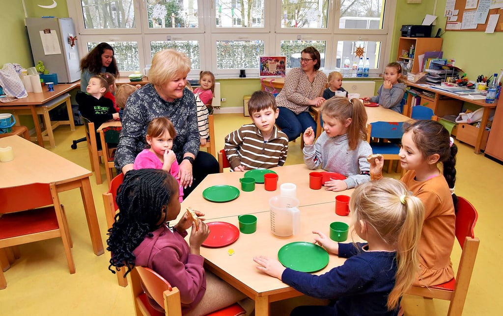 Die Kinder der AWO-Kita „Spatzennest“  Köthen sitzen am Montagnachmittag beim Essen.