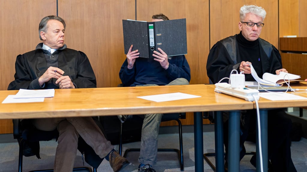 Ein 41-Jähriger soll seine Ex-Partnerin brutal getötet haben - die Staatsanwaltschaft fordert eine lebenslange Strafe.