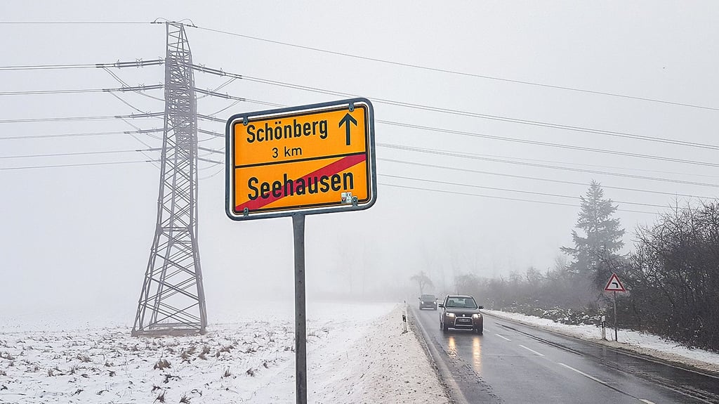Die 220-kV-Stromleitung, hier bei Seehausen (Altmark) im Landkreis Stendal, soll durch eine 380-kV-Leitung ersetzt werden. Die Stadt hat dabei offenbar wenig mitzureden. 