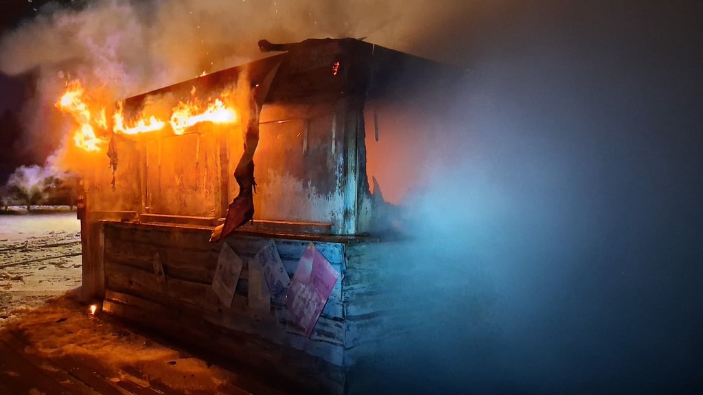 Beim Eintreffen der Feuerwehr stand die Strandbar schon im Vollbrand.
