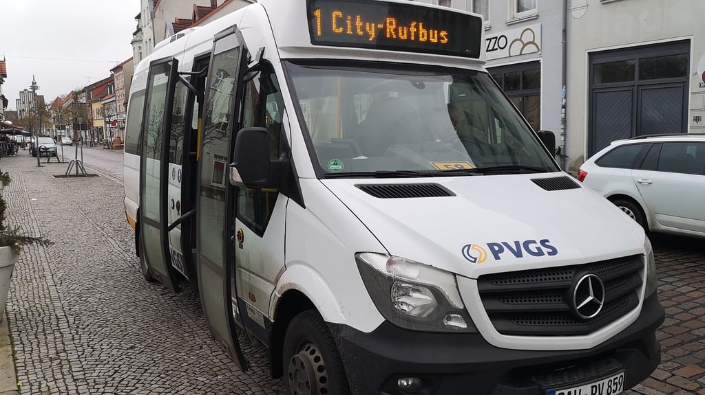 City-Rufbus der PVGS in Salzwedel am Rathausturmplatz