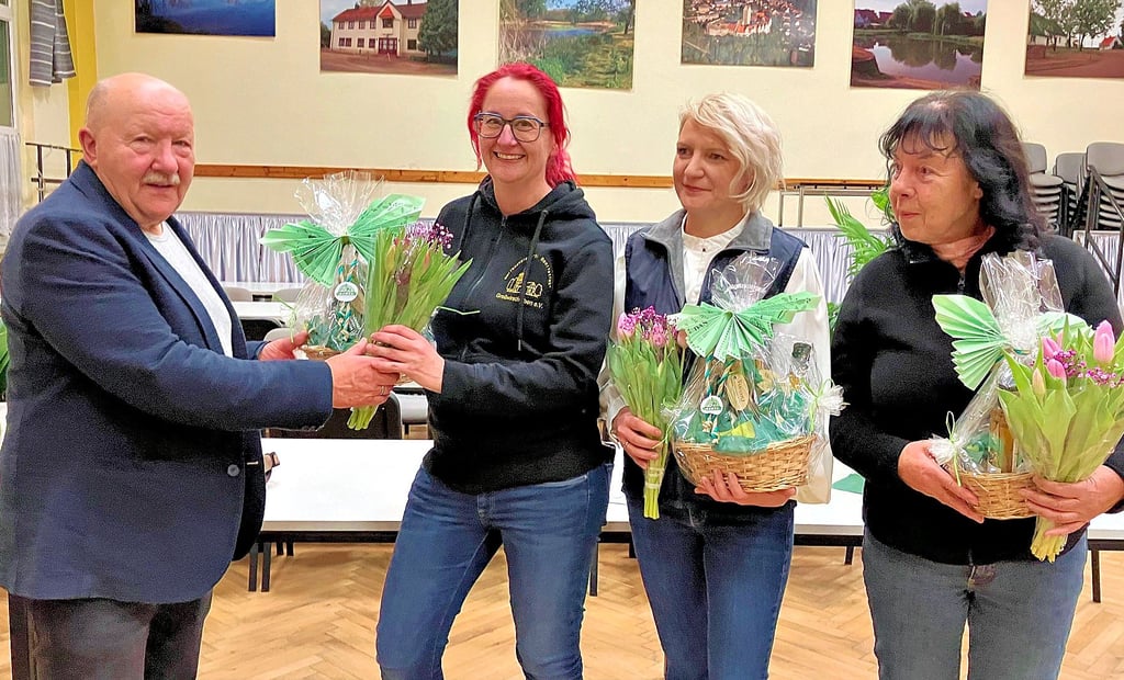 Bürgermeister Peter Rosenhagen (von links)  dankt Madlen Heinich (stellvertretend für Monika Sack), Kristin Fiedler und Karola Brendel für ihr Engagement.
