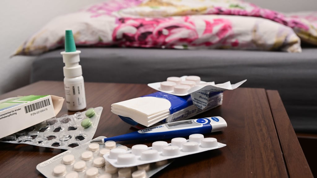 Die aktuelle Grippewelle wirft bei vielen Arbeitnehmern Fragen zu Krankmeldung und Krankschreibung auf.