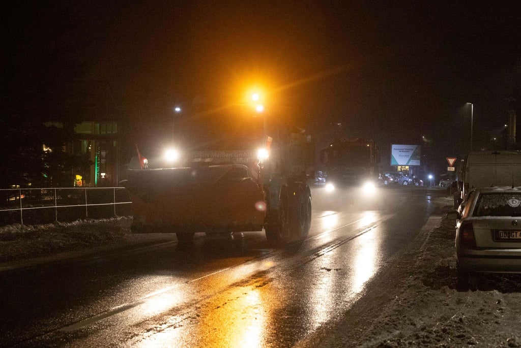 Seit dem frühen Morgen werden die Straßen in Dresden gestreut und geräumt.