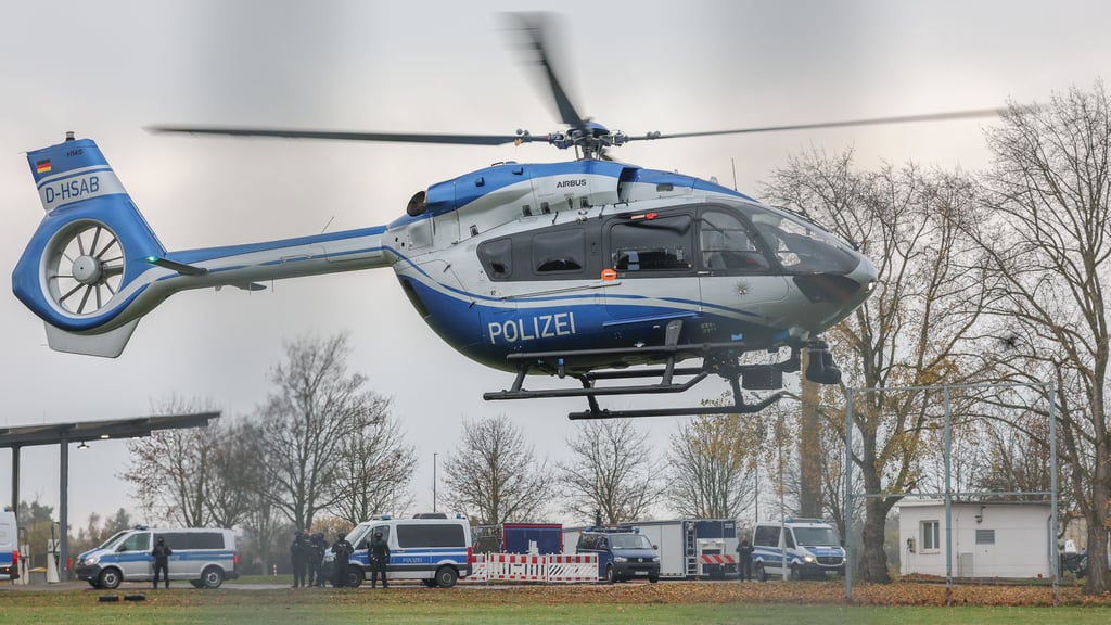 Ein Hubschrauber der Polizei war bei der Rettungsaktion in Wallwitz beteiligt. 