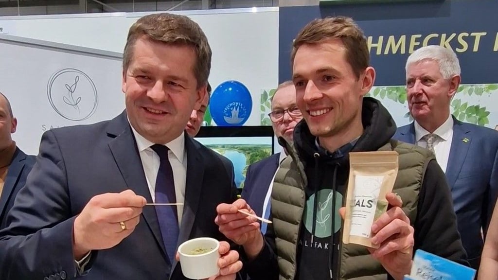 Wirtschaftsminister Sven Schulze kostete bei der Grünen Woche schon mal Salz aus der Salifaktur, die in Burg ihre Wurzeln hat. In diesem Jahr ist das Jerichower Land nicht vertreten. 