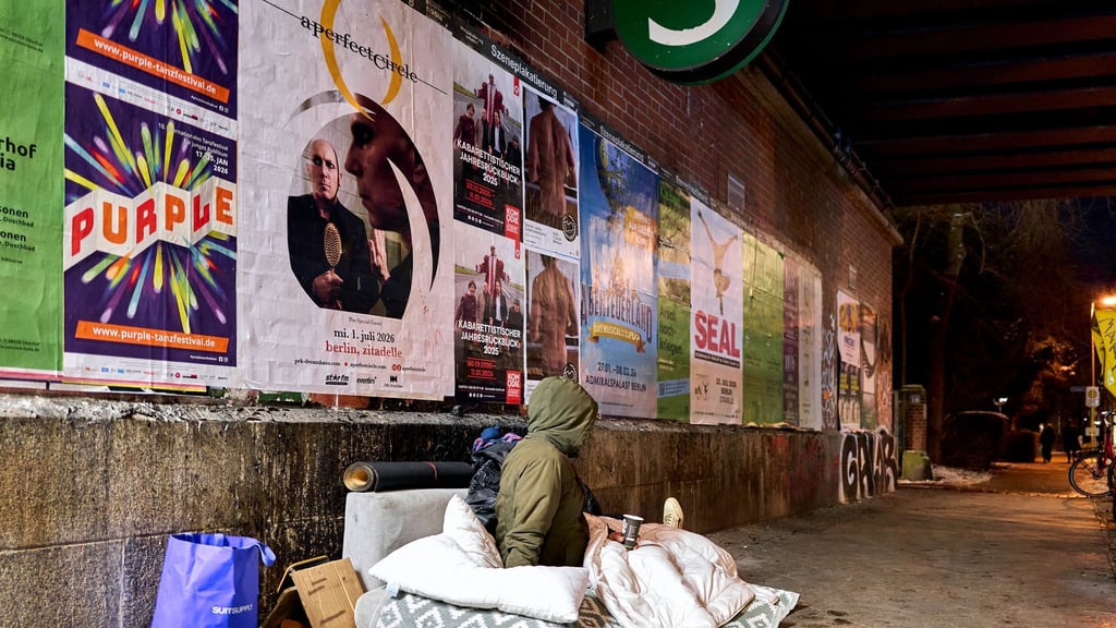 Bei eisigen Temperaturen haben mehr Menschen als sonst die Nummern der Kältehilfe gewählt, um Menschen auf der Straße zu helfen. (Symbolbild)