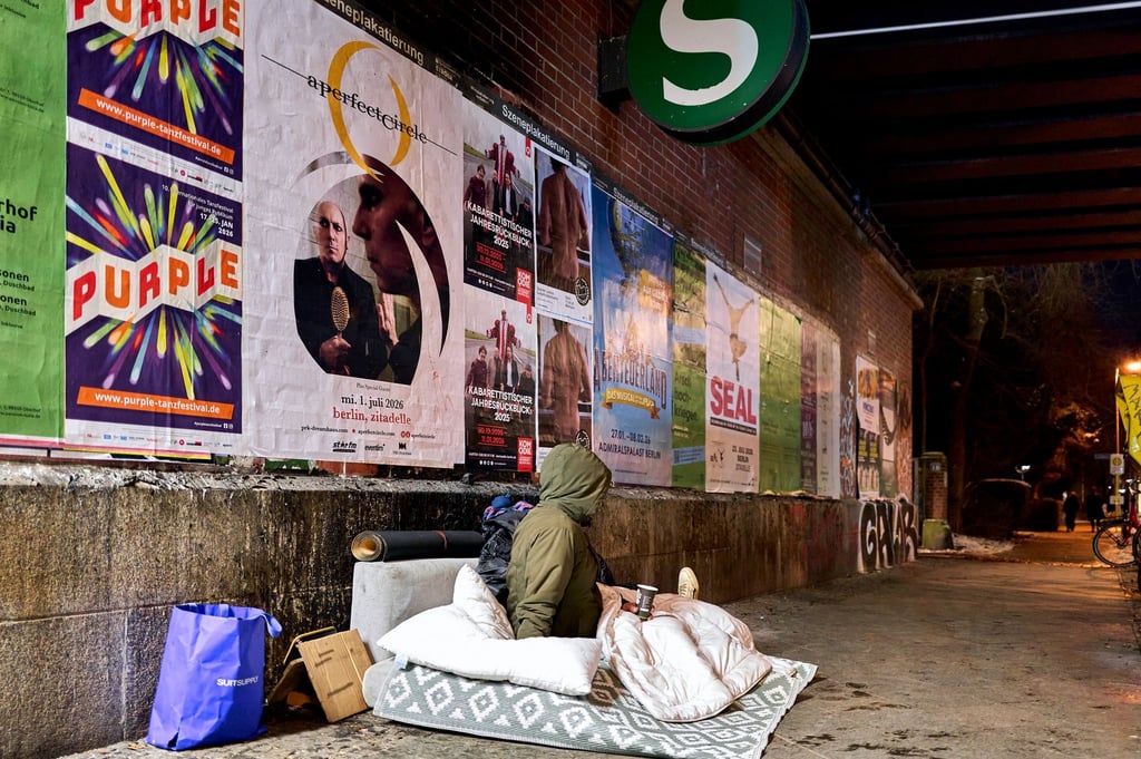 Bei eisigen Temperaturen haben mehr Menschen als sonst die Nummern der Kältehilfe gewählt, um Menschen auf der Straße zu helfen. (Symbolbild)