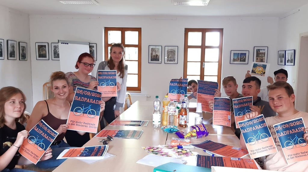 Das Foto aus dem ersten Jahr des Bestehens von "Jugend + Kommune" in der Niederen Börde  zeigt die damaligen Mitstreiter bei den Vorbereitungen zur ersten Fahrrad-Demo "Radparade" im Jahr 2020.
