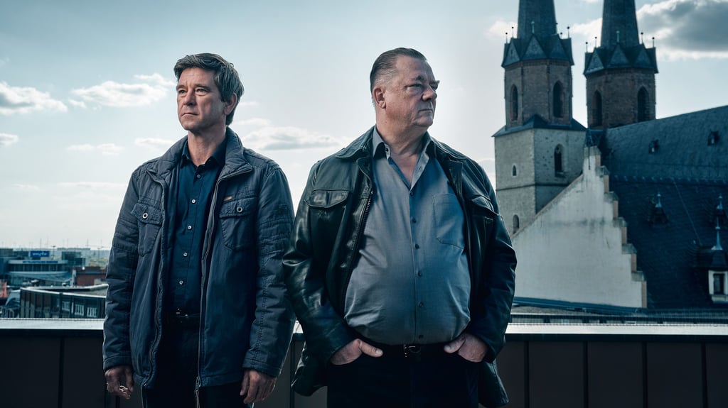 Peter Schneider (links) und Peter Kurth (rechts) verabschieden sich mit "Der Wanderer zieht von dannen" als Kommissare mit dem Polizeiruf 110 aus Halle.