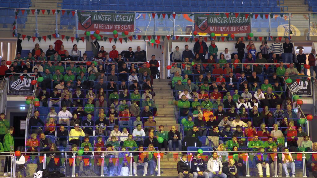 Farbenfroh und lautstark war der Arminia-Fanblock.