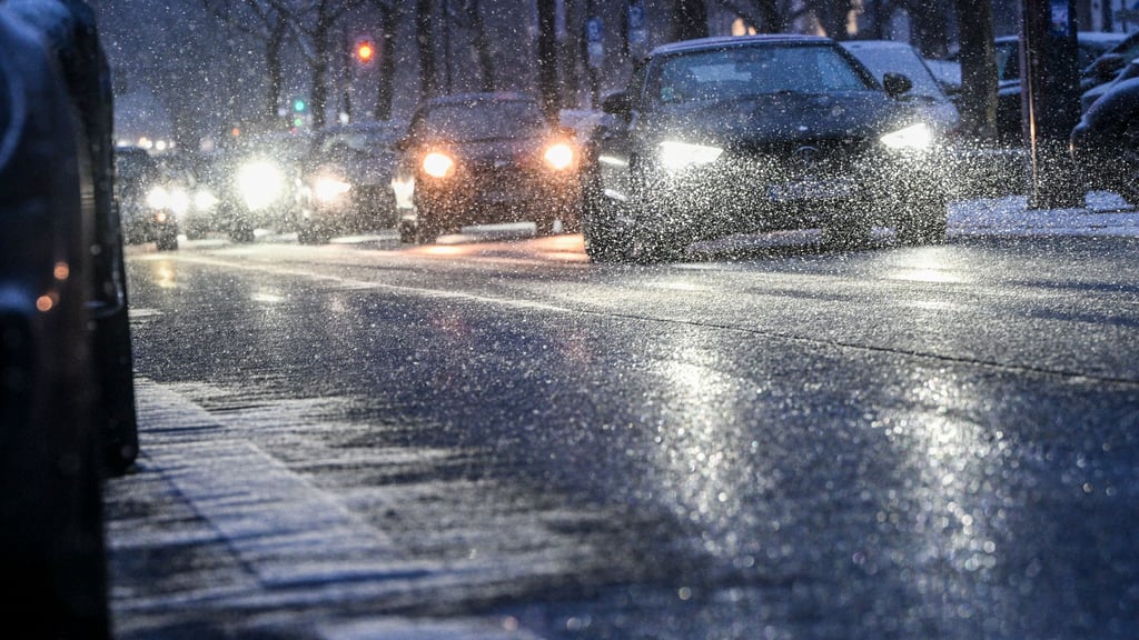 Nach frostigen Temperaturen am Wochenende ist es am Dienstag weiterhin in einigen Teilen von Sachsen-Anhalt glatt.&nbsp;