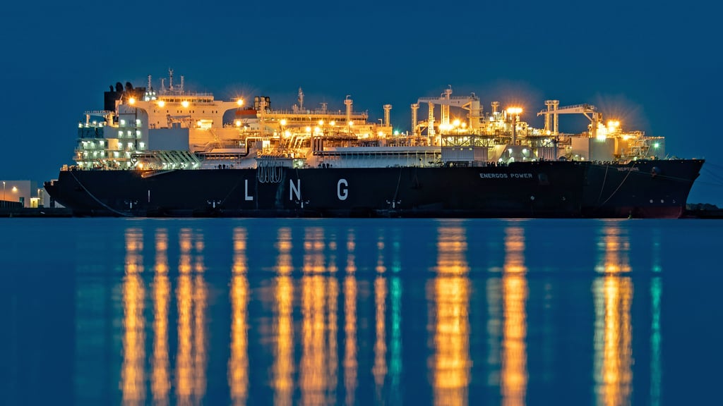 Ein Blick auf das LNG-Spezialschiff Energos Power im Hafen von Mukran auf der Insel Rügen. Es liefert Erdgas ins ostdeutsche Erdgasnetz