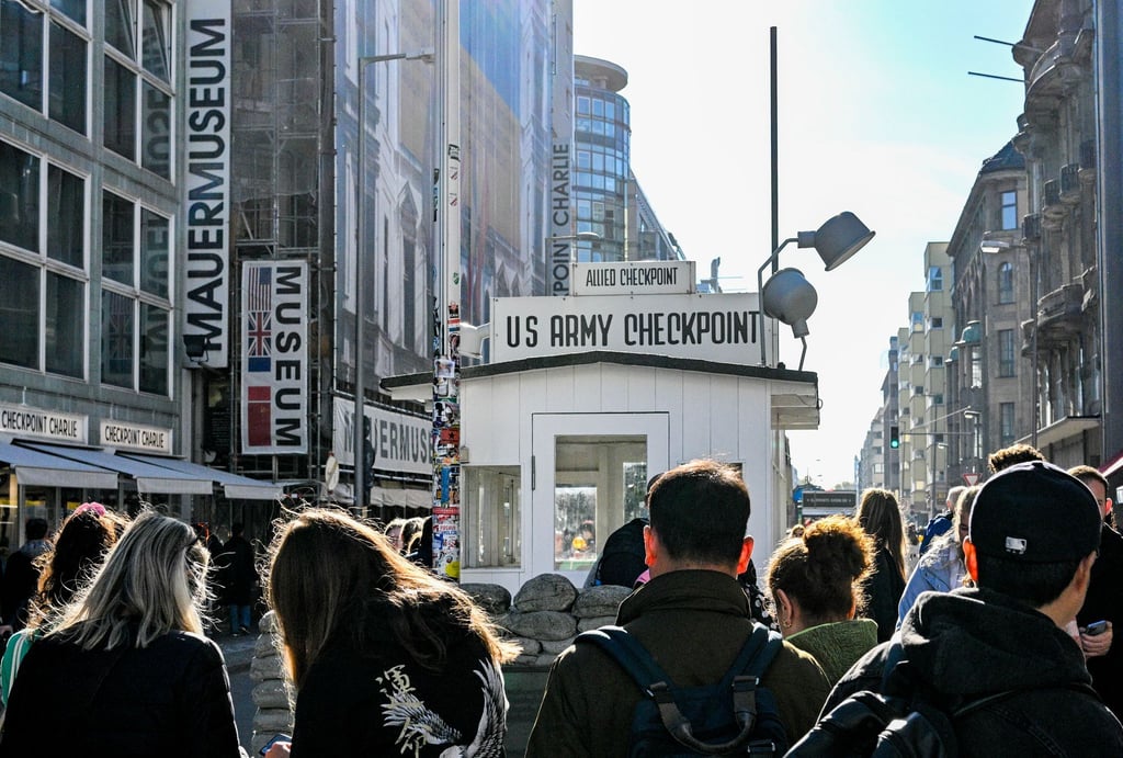 Der ehemalige „Checkpoint Charlie“ zieht sehr viele Berlin-Touristen an. (Archivbild)