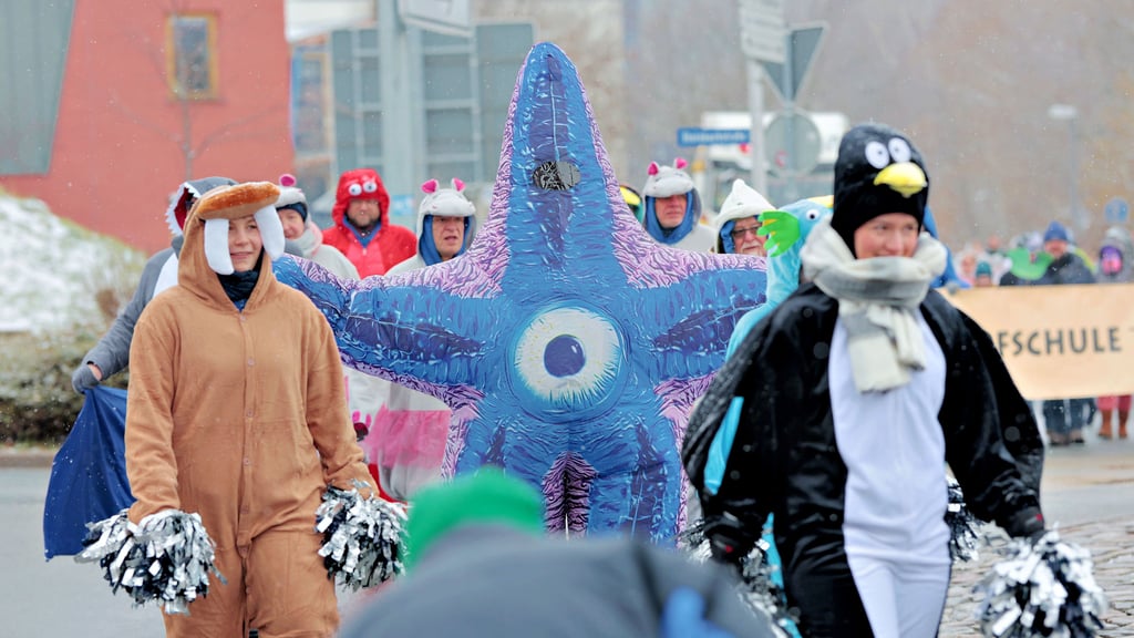 Beim Umzug des Thalenser Carneval-Clubs 2025 hieß das Motto   „Kreuz und quer mit dem TCC durchs Meer“. 