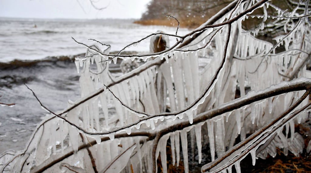 Natur pur: Der Wind hat gemeinsam mit Wasser und Frost sozusagen eigene Kunst geschaffen.  