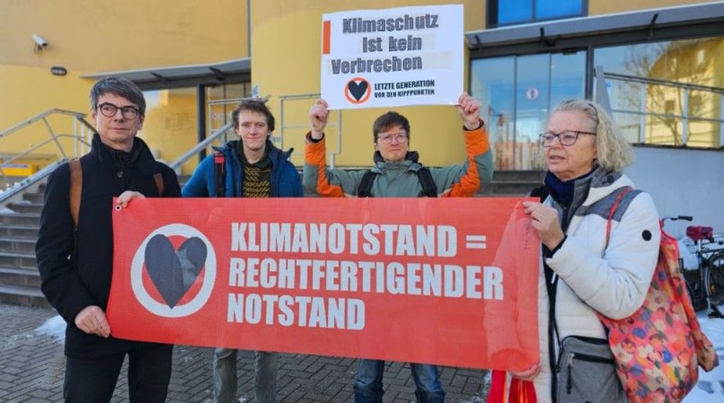Eine kleine Gruppe von Sympathisanten der Klimaaktivisten zeigte vor dem Amtsgericht ihre Unterstützung mit Bannern und Plakaten.