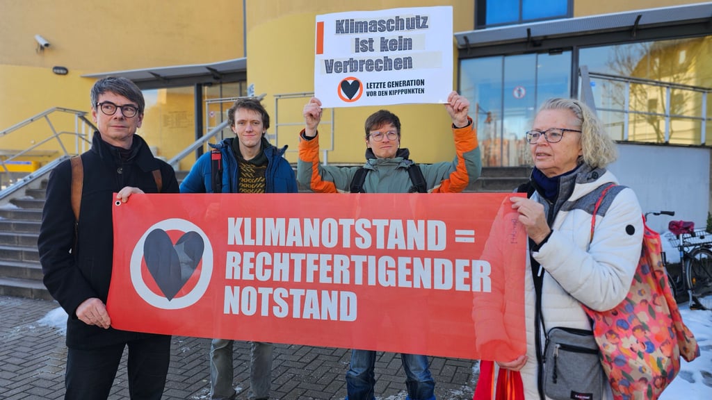 Eine kleine Gruppe von Sympathisanten der Klimaaktivisten zeigte vor dem Amtsgericht ihre Unterstützung mit Bannern und Plakaten.