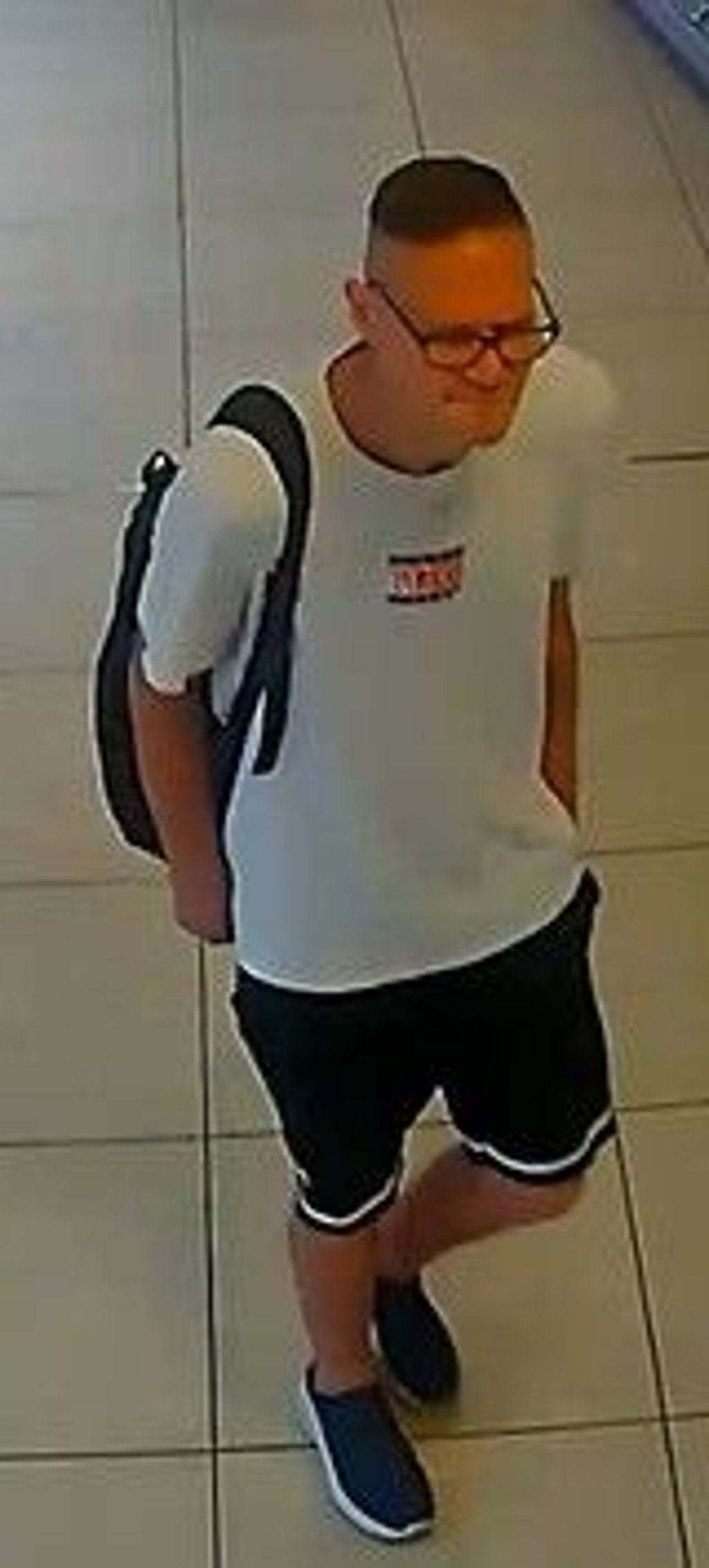 Die Polizei Halle sucht nach diesem Mann.