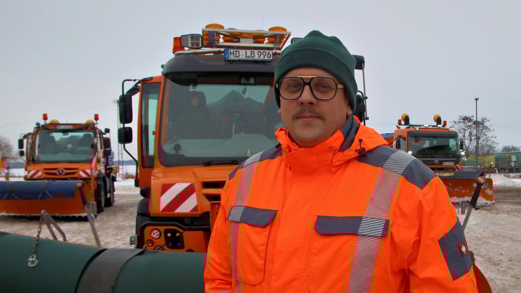 Straßenmeister Mario Lehmann vor dem Fuhrpark der Meisterei in Körbleitz mit den einsatzbereiten Winterdienstfahrzeugen. 